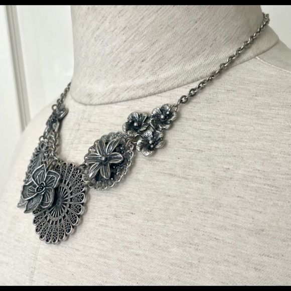 Premier Designs Silver Floral Necklace - Picture 2 of 13